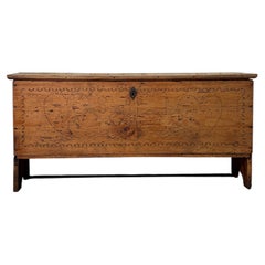 Coffre à couvertures rustique en bois de sapin, orné de cœurs sculptés et d'initiales, XIXe siècle