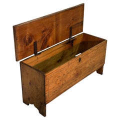 Coffre à couvertures rustique en bois de sapin, orné de cœurs sculptés et d'initiales, XIXe siècle