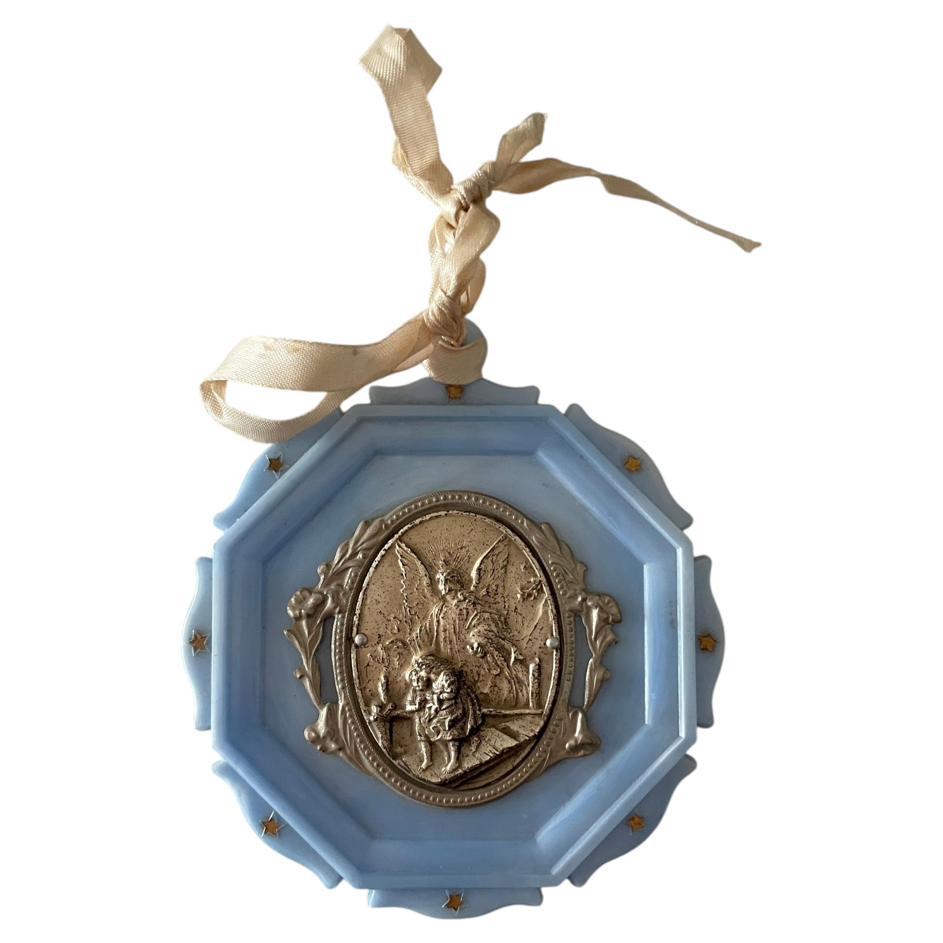 Medaglia vintage italiana in celluloide azzurra con angelo custode per culla, anni ’30–’40 circa in vendita