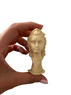 Obra de arte vintage: mini busto de resina con acabado a mano, serie «Dama clásica», aprox. década de 1940