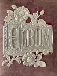 Álbum de fotos victoriano de celuloide con crisantemos y tapiz de terciopelo, de alrededor de 1895, con cierre
