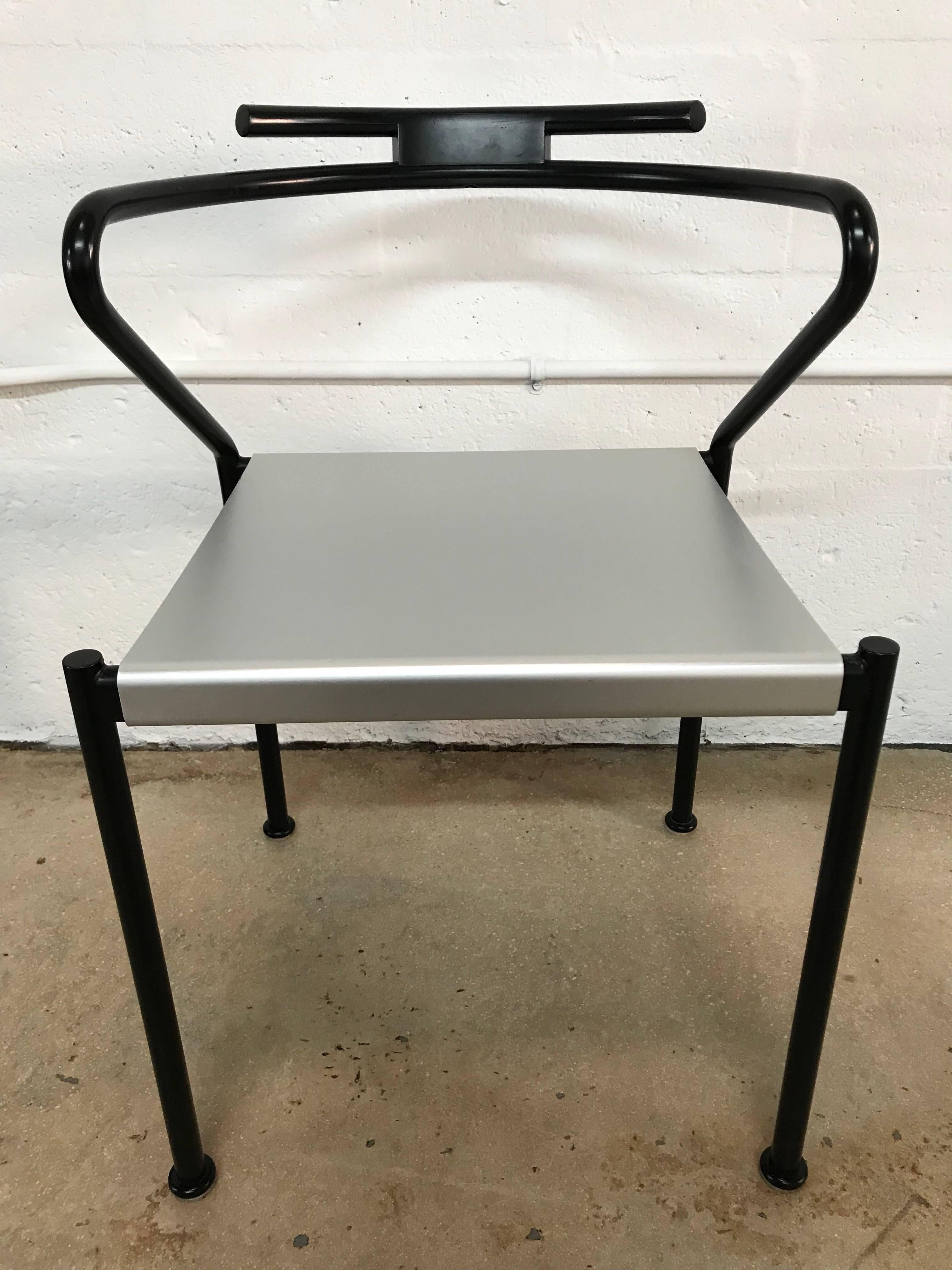 Satz von zehn postmodernen Stühlen mit schwarz emailliertem Stahlrahmen und Sitz aus kaltgewalztem Aluminium von Cidue, Italien, um 1980.