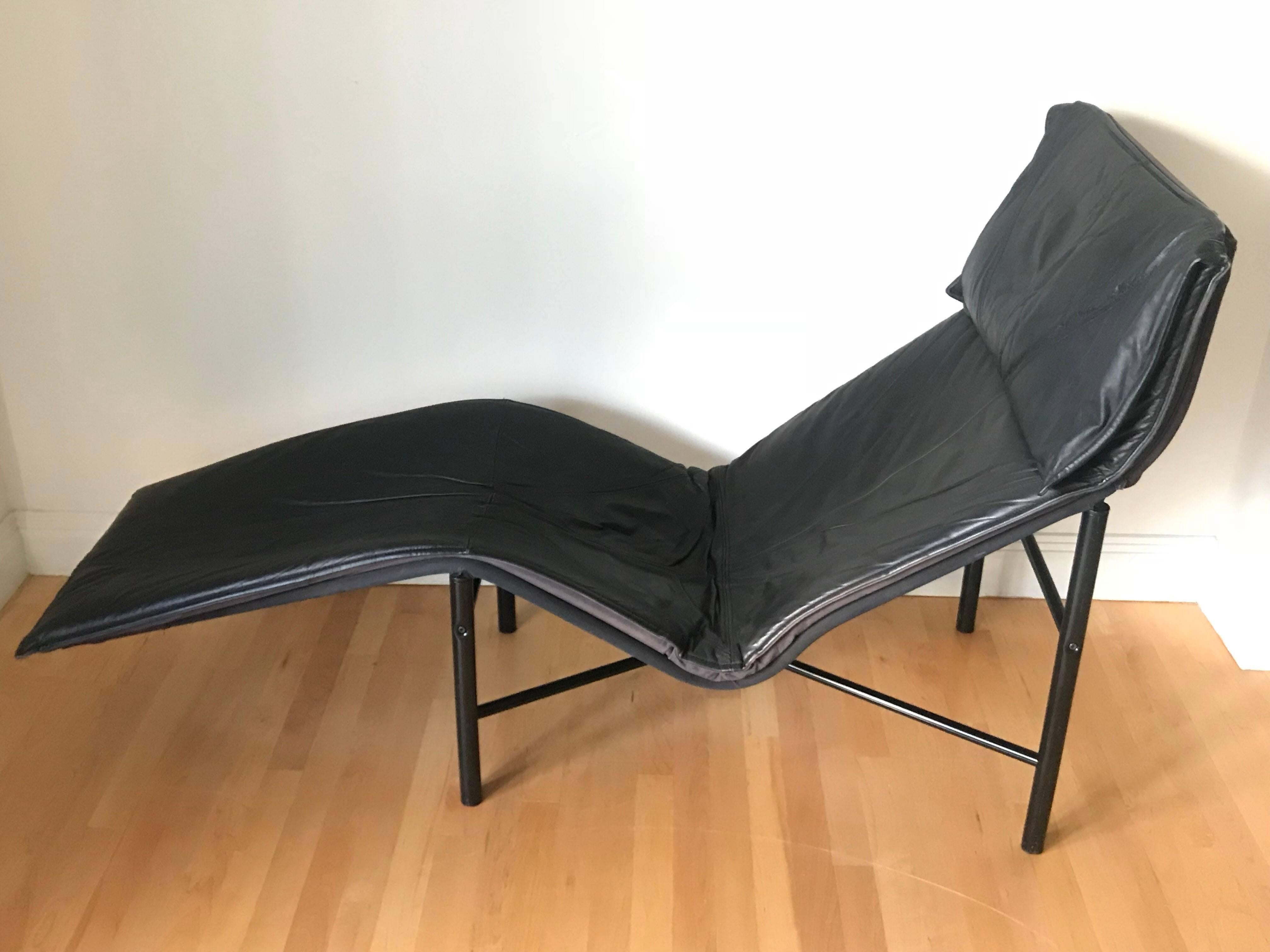 Postmodern chaise lounge rendered in black leather and a steel frame designed by Tord Björklund for Ikea, Sweden, circa 1980s.
