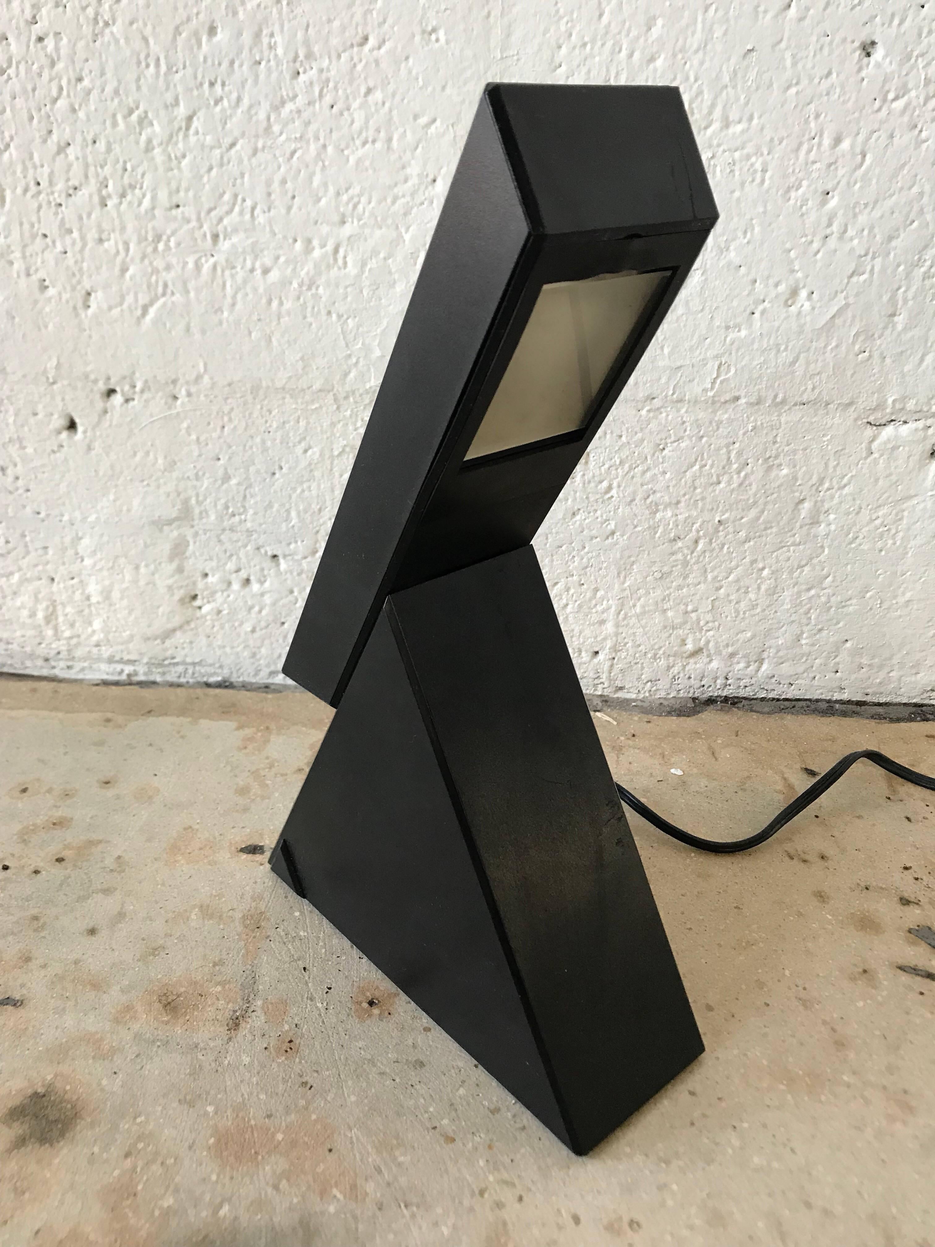 Einzigartiges geometrisches Paar postmoderner Schiebetischlampen, entworfen von Mario Bertorelle für JM RDM Massanzago, Italien. Geschlossen haben die Lampen die Form eines Pyramidendreiecks, geöffnet erhebt sich eine freitragende Leuchte von oben,