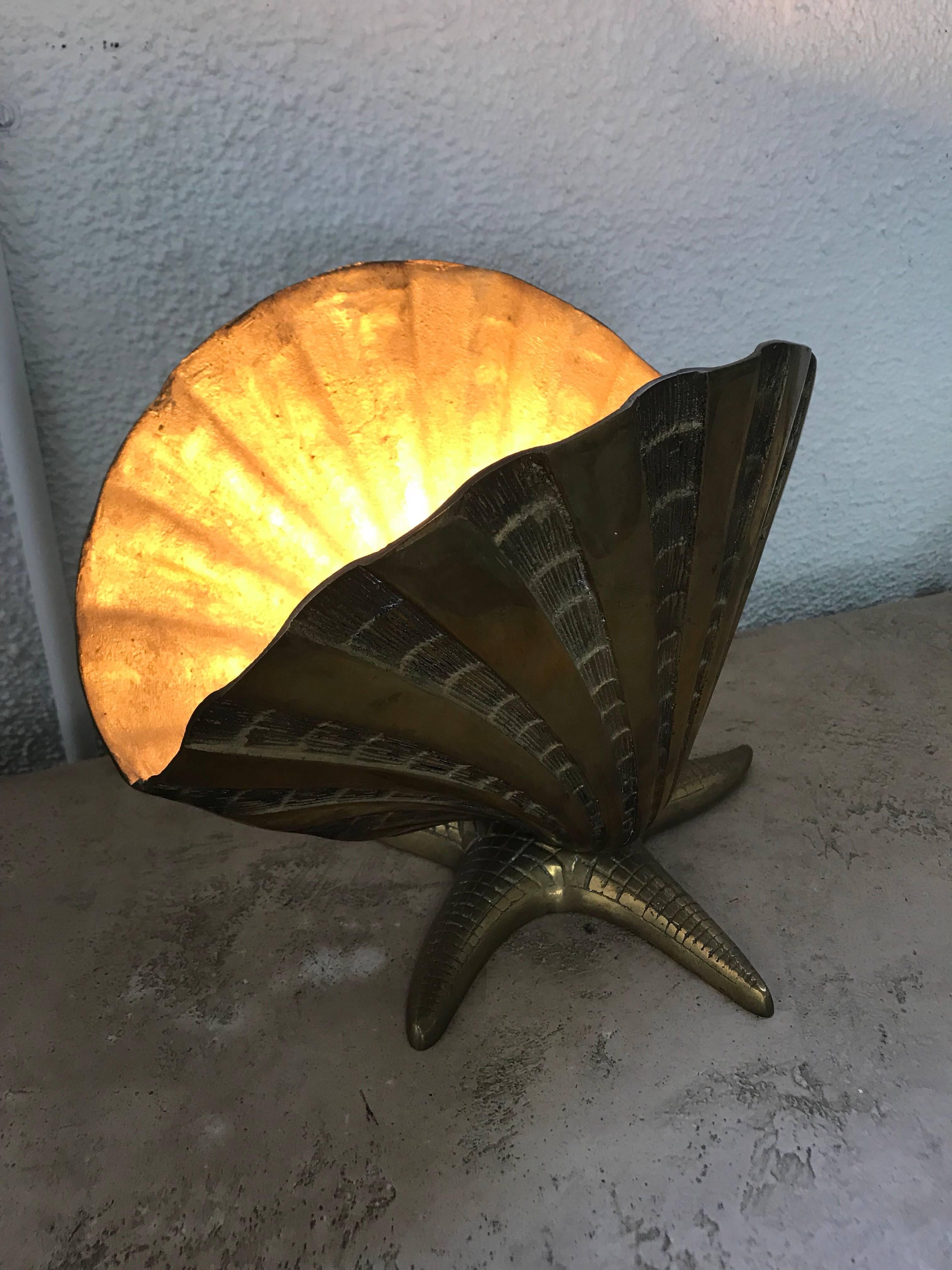 Nautical Brass Shell and Starfish Motif Lamp In Excellent Condition In Miami, FL