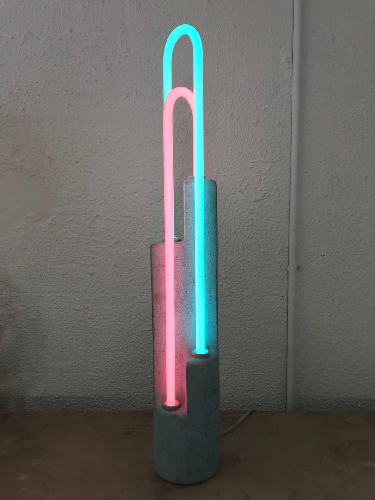 Unique Postmodern neon and matte speckle glazed ceramic lamp with pink and blue interlocking neon tubes.