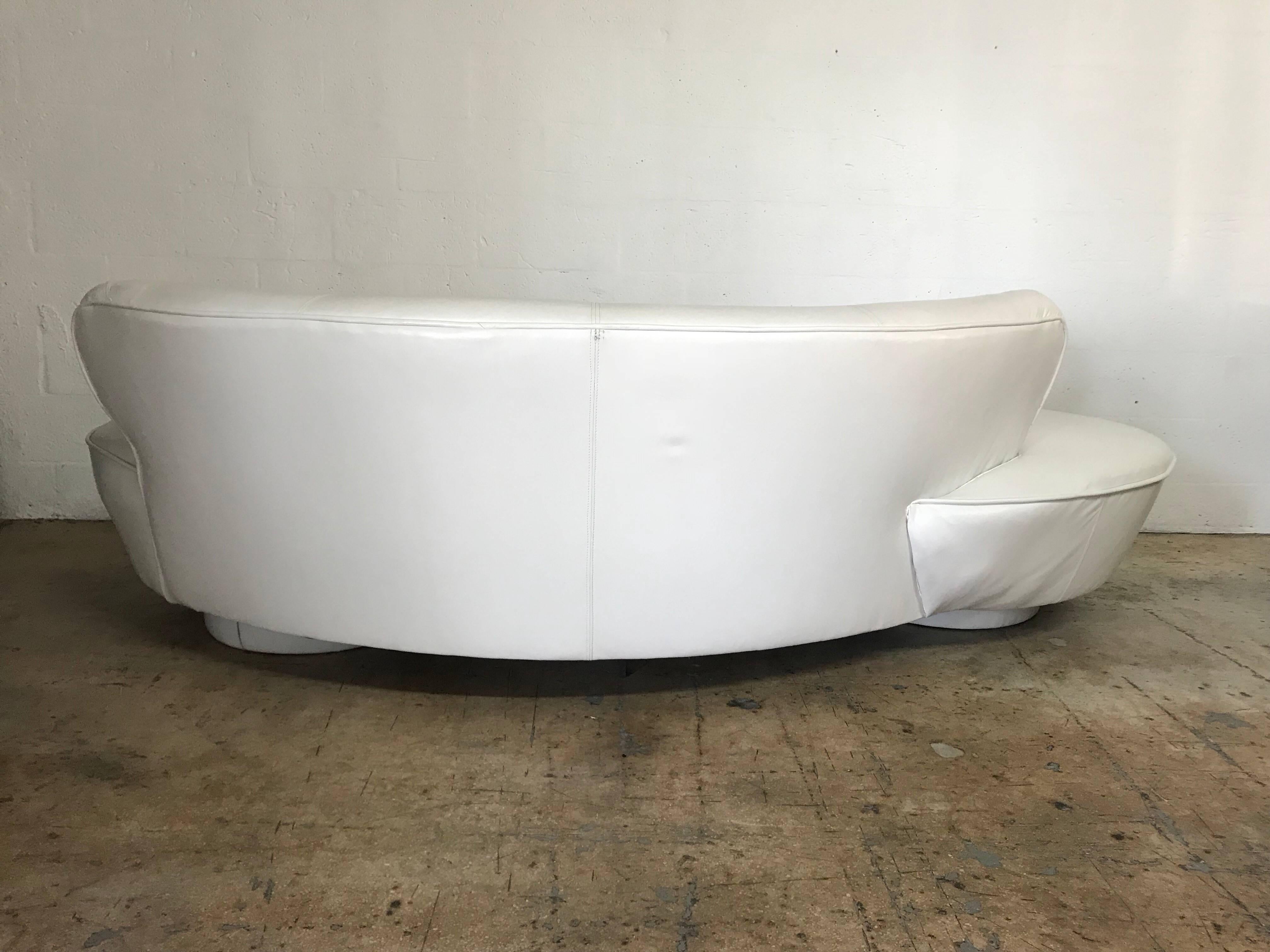 Vladimir Kagan Serpentine Sofa in Original White Leather for Directional In Excellent Condition In Miami, FL