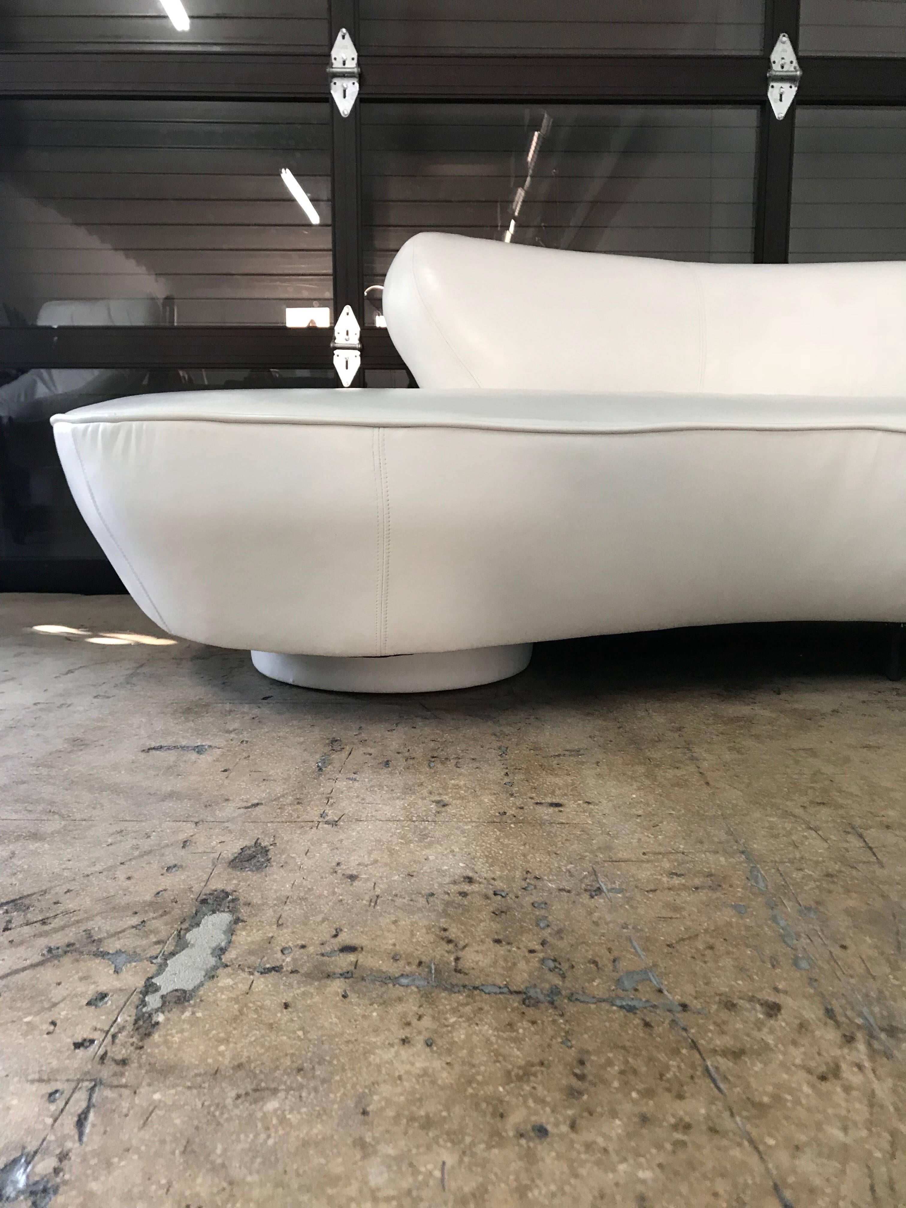 Vladimir Kagan Serpentine Sofa in Original White Leather for Directional 3