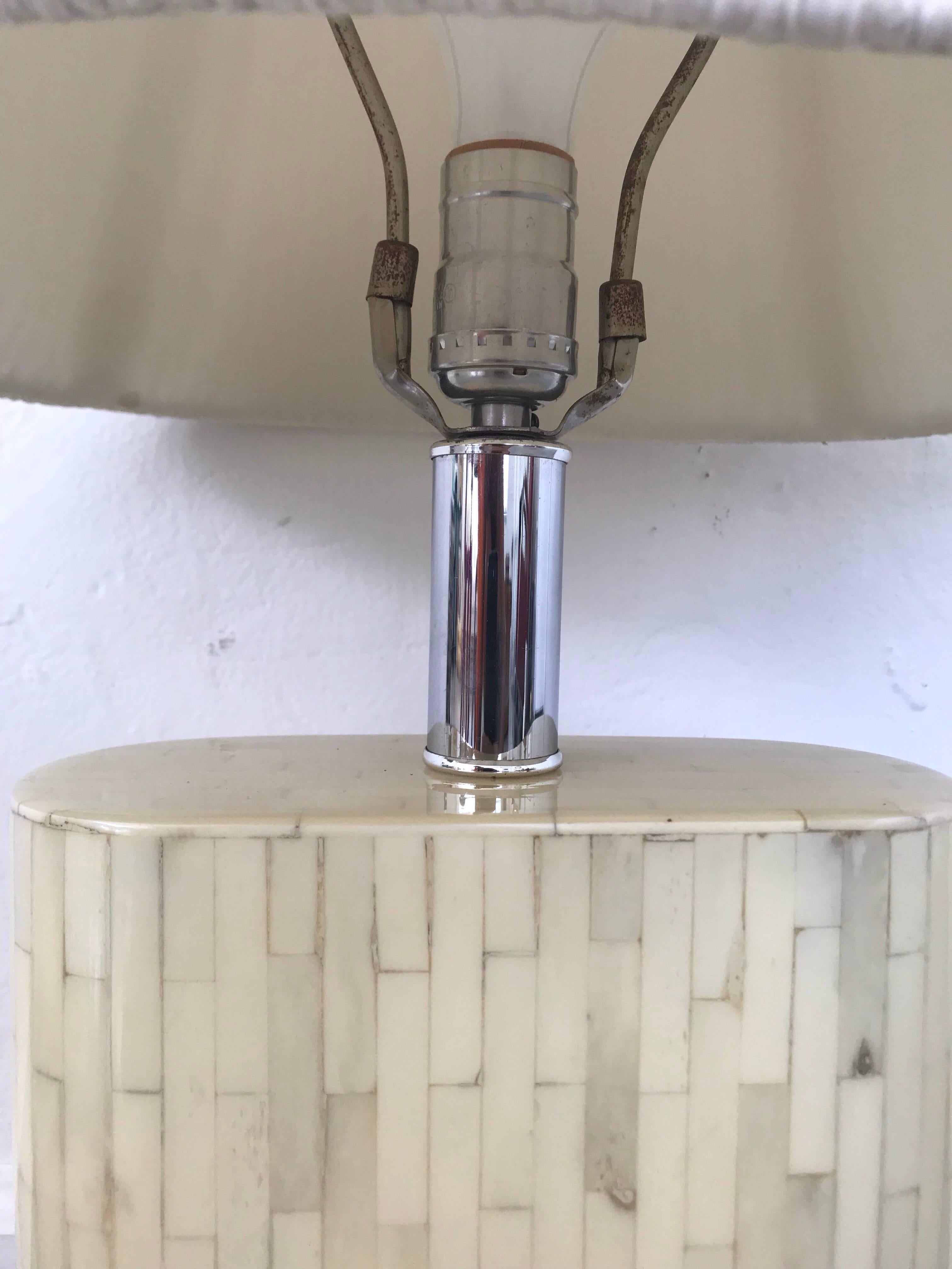 Postmodernes Paar „Oval“-Lampen aus Kamelknochen mit Mosaik, Kolumbien, ca. 1980er Jahre (Lackiert) im Angebot