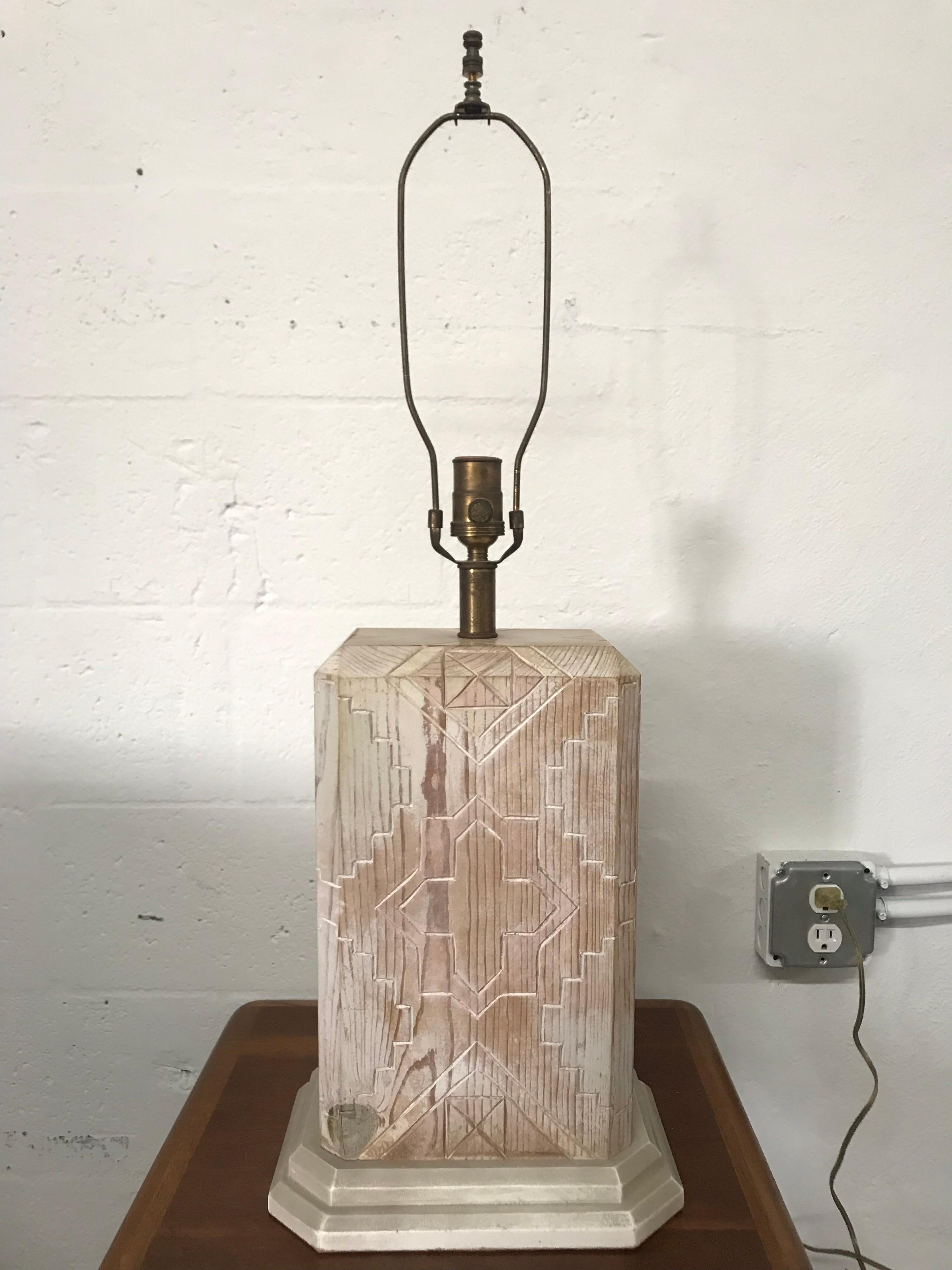 Espagnol Lampe de table en chêne blanchi à la chaux de style sud-ouest, Sarreid Ltd., 1983 en vente