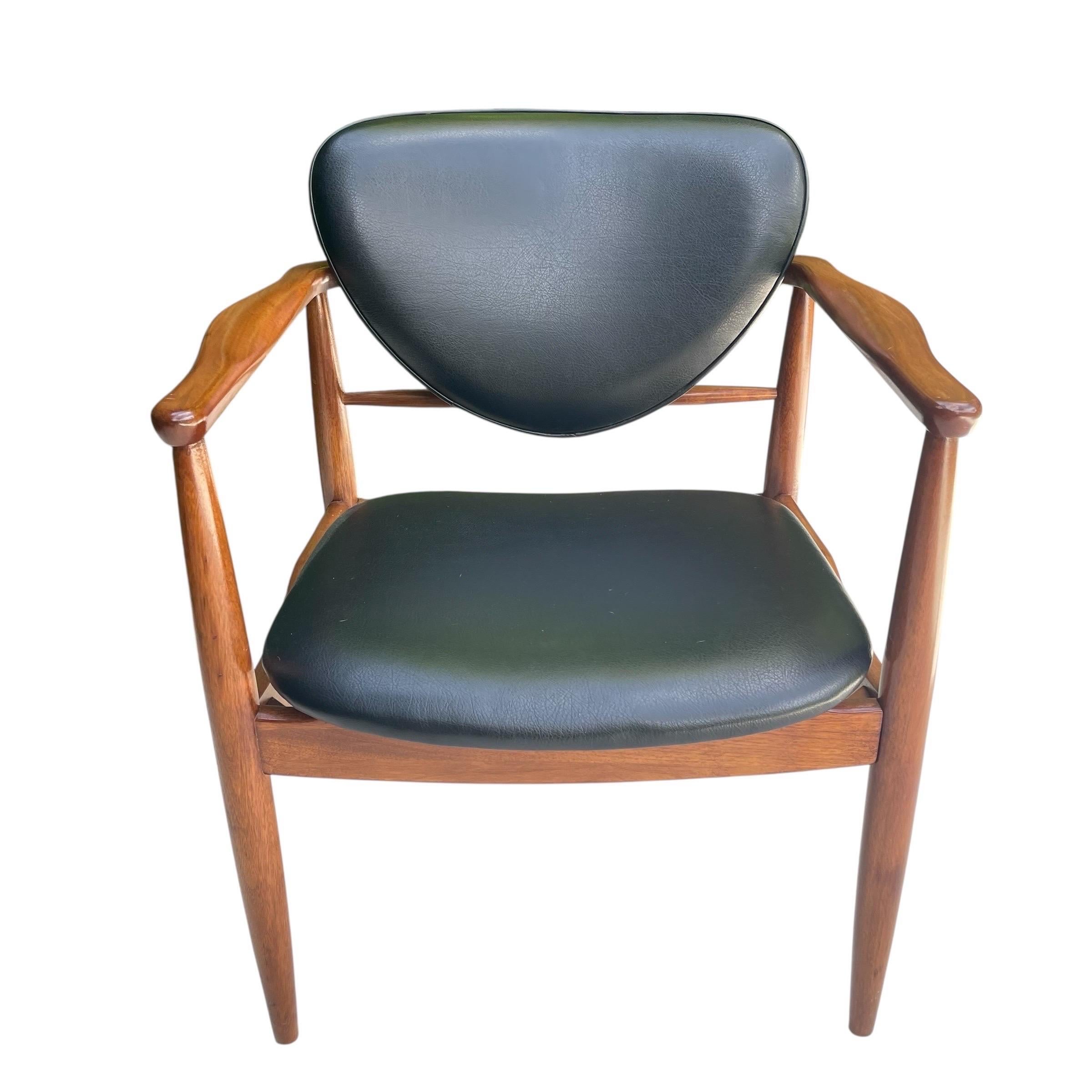 Set of 14 Finn Juhl Attributed Mid Century Walnut Dining Chairs, Denmark, 1950s In Good Condition For Sale In Miami, FL