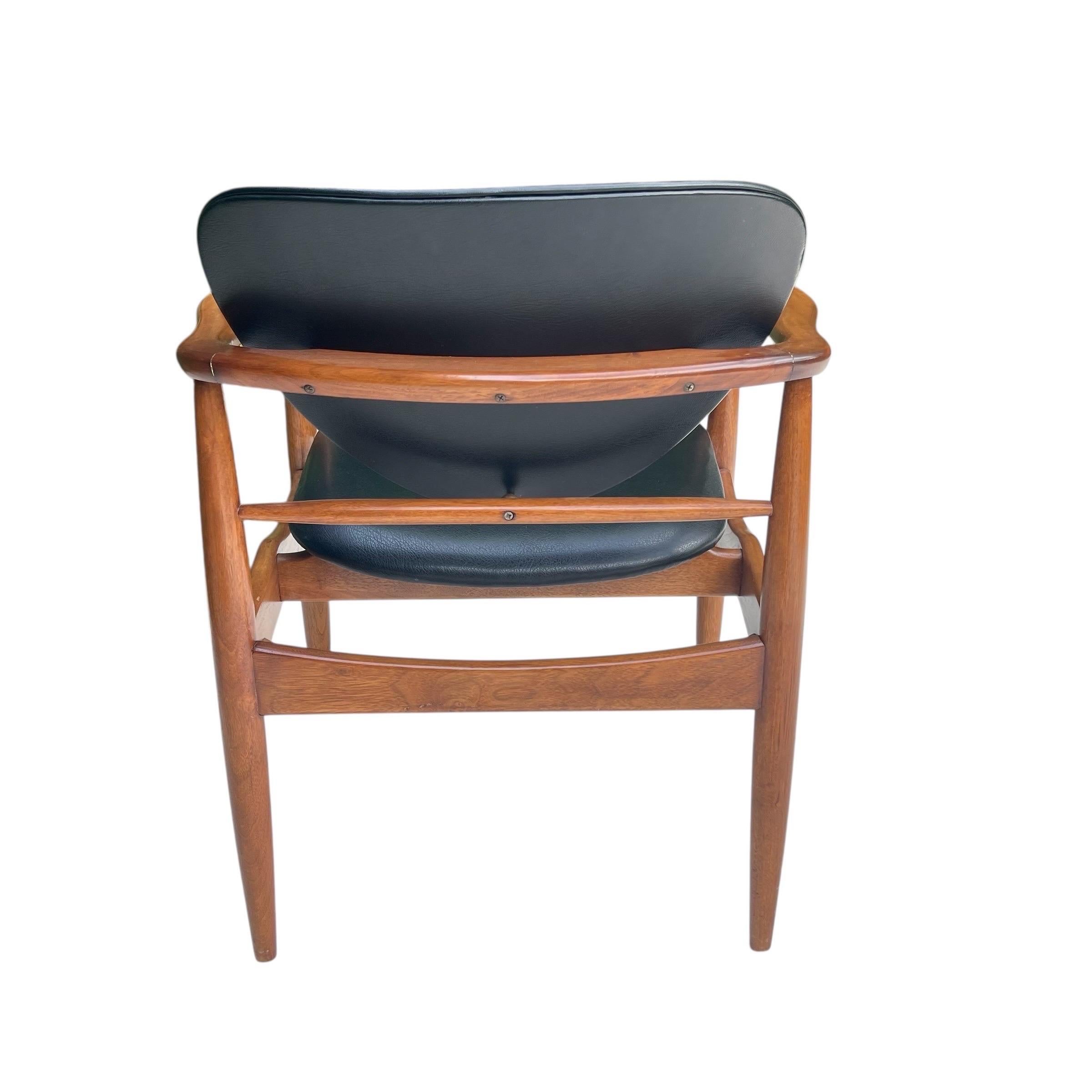 Set of 4 Finn Juhl Attributed Mid Century Walnut Dining Chairs, Denmark, 1950s For Sale 3
