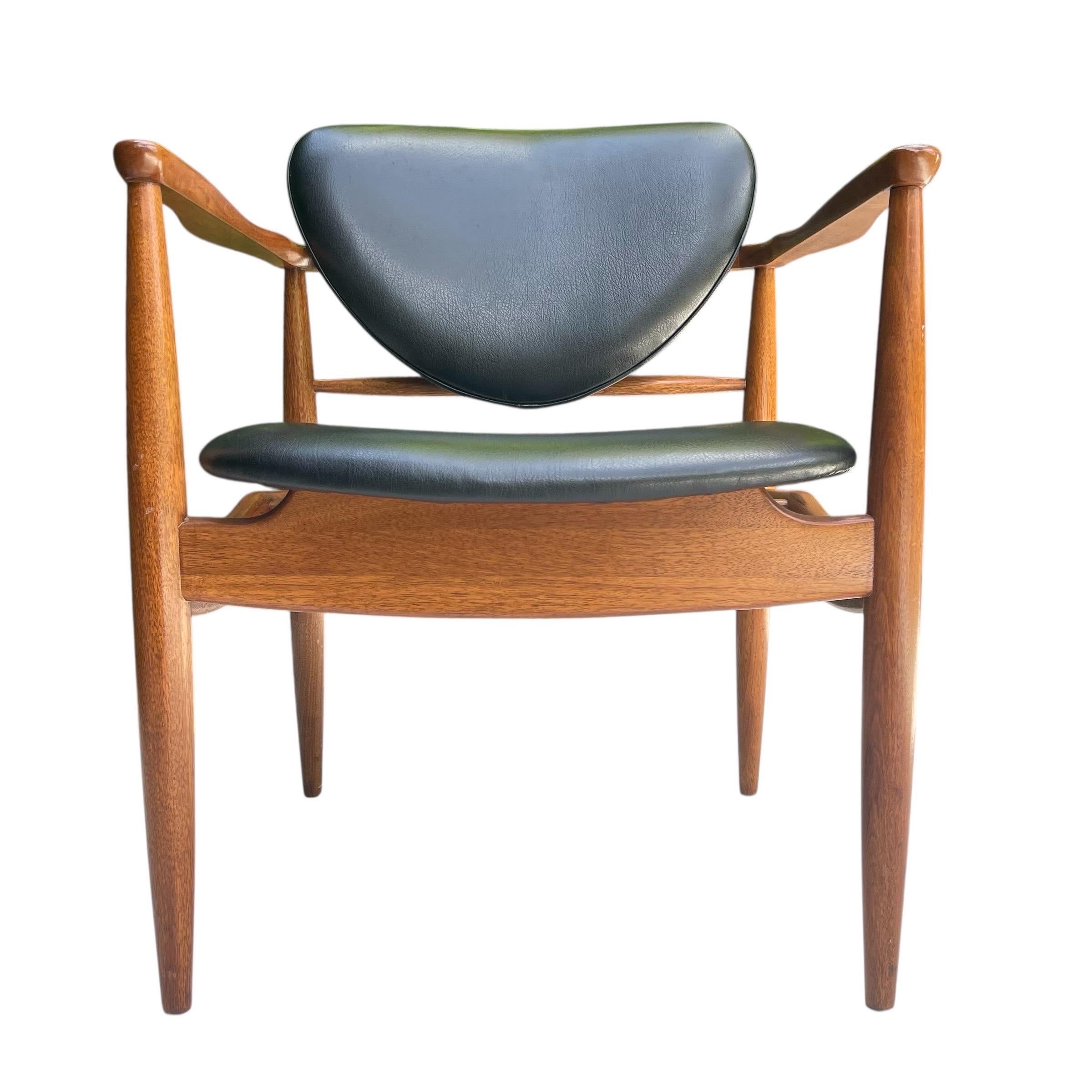 Set of 4 Finn Juhl Attributed Mid Century Walnut Dining Chairs, Denmark, 1950s For Sale 4