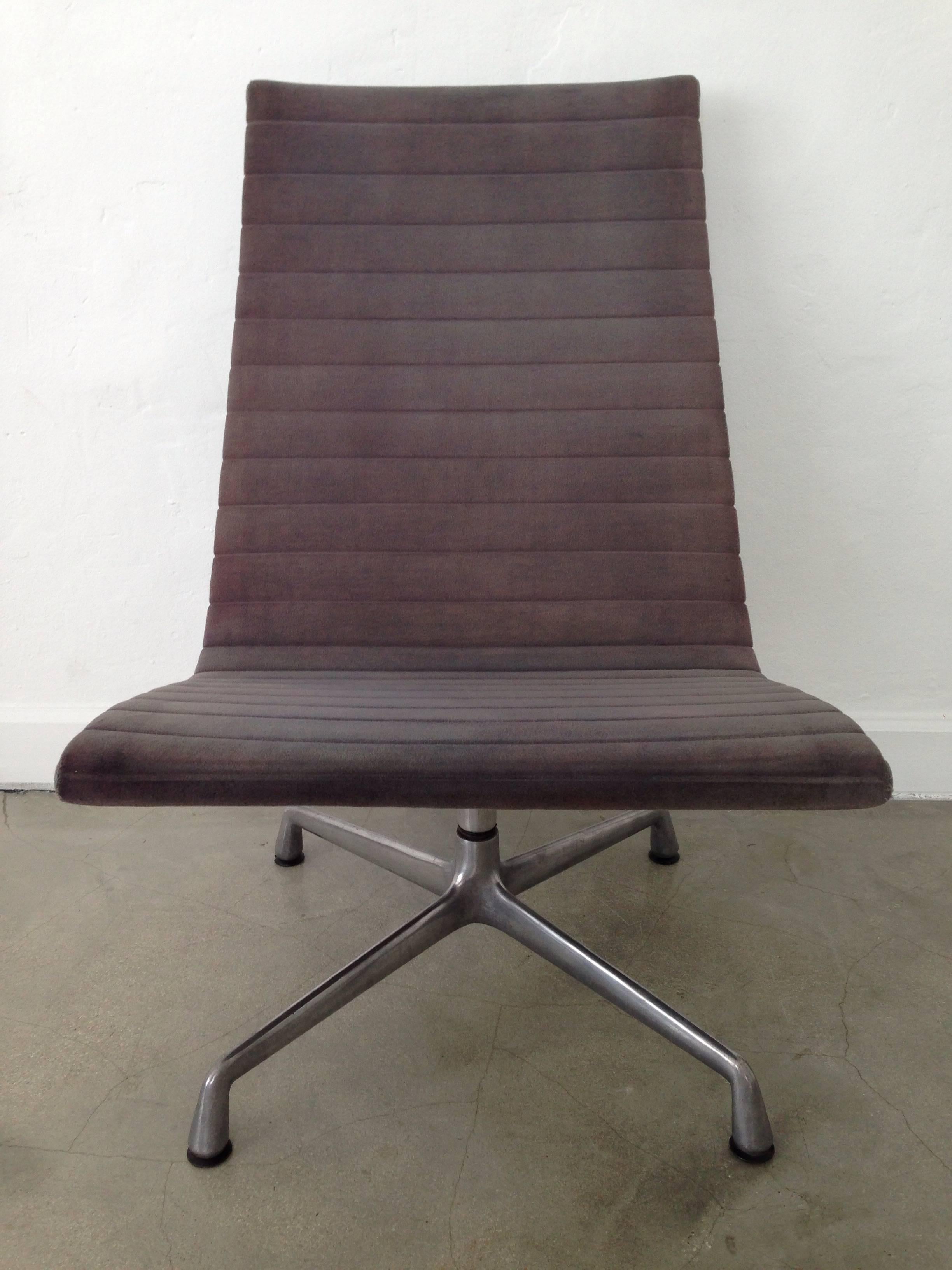 Original 1970s EA33 aluminium group lounge chair in Knoll Hopsack fabric designed by Charles and Ray Eames for Herman Miller, signed. Re-upholstery included with customers own material.
