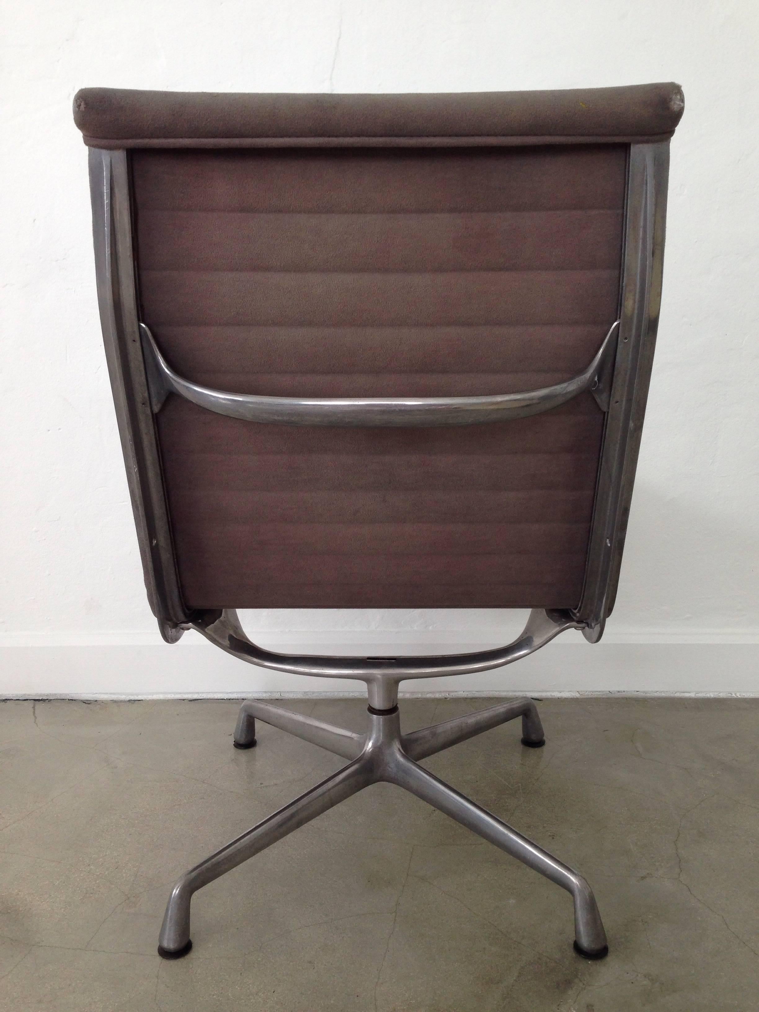 Eames EA33 Aluminium Group Lounge Chair for Herman Miller In Excellent Condition In Miami, FL