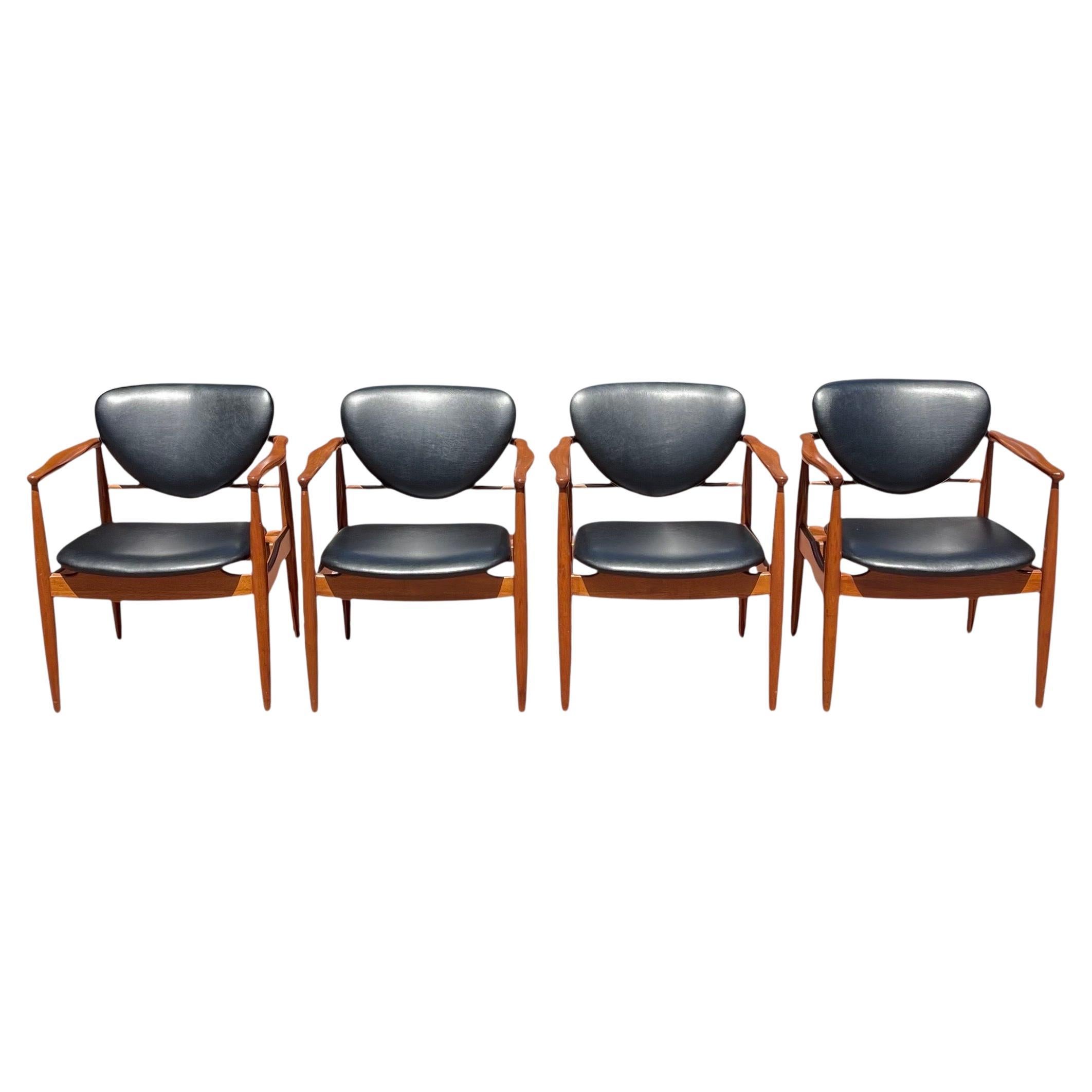 Set di 4 sedie da pranzo in legno di noce attribuite a Finn Juhls, Danimarca, anni '50