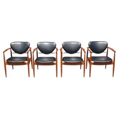 Set di 4 sedie da pranzo in legno di noce attribuite a Finn Juhls, Danimarca, anni '50