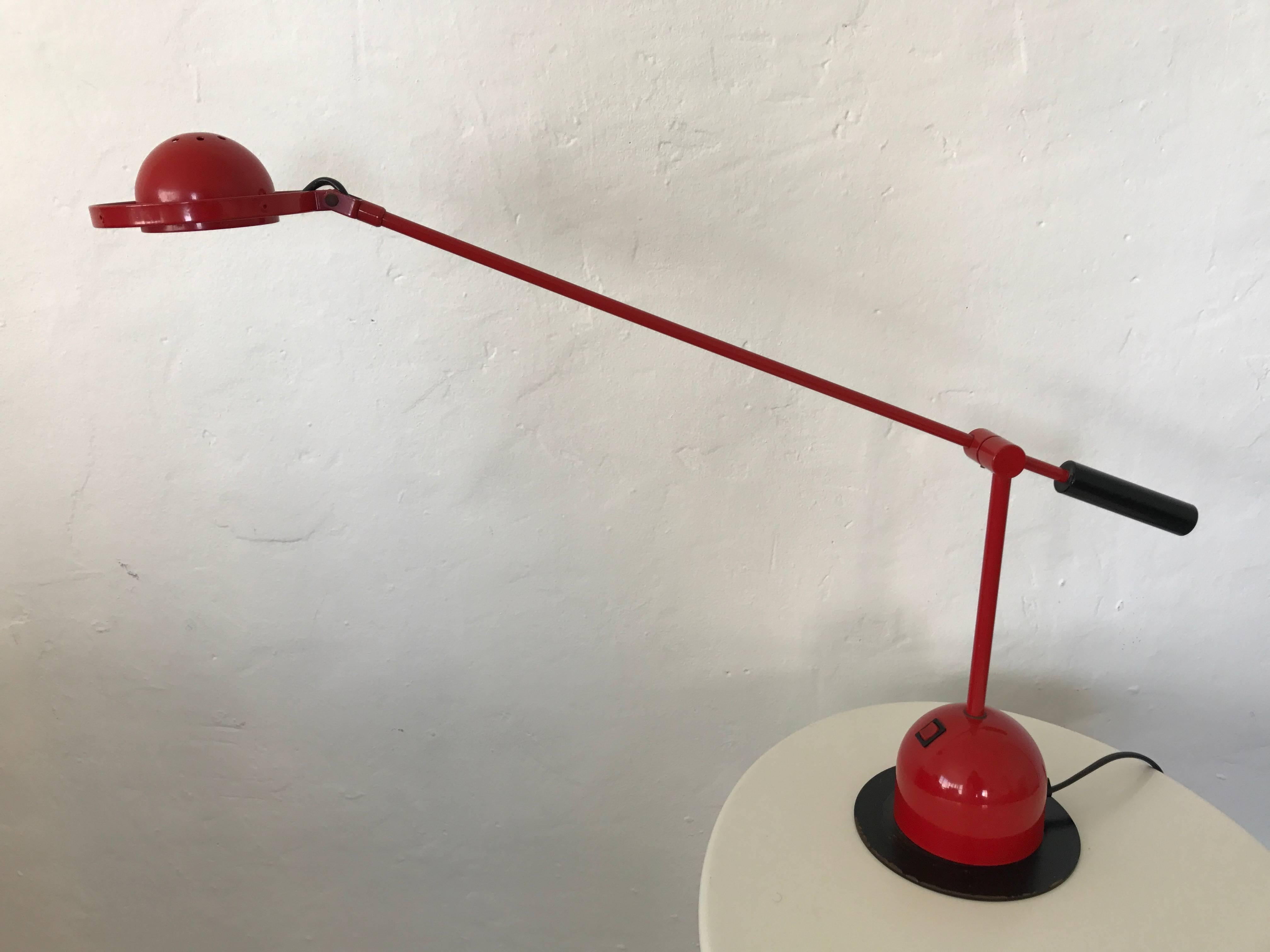 Moderne Lampe de bureau ou lampe de table rouge post-moderne réglable, Gammlux Italie, vers 1980 en vente