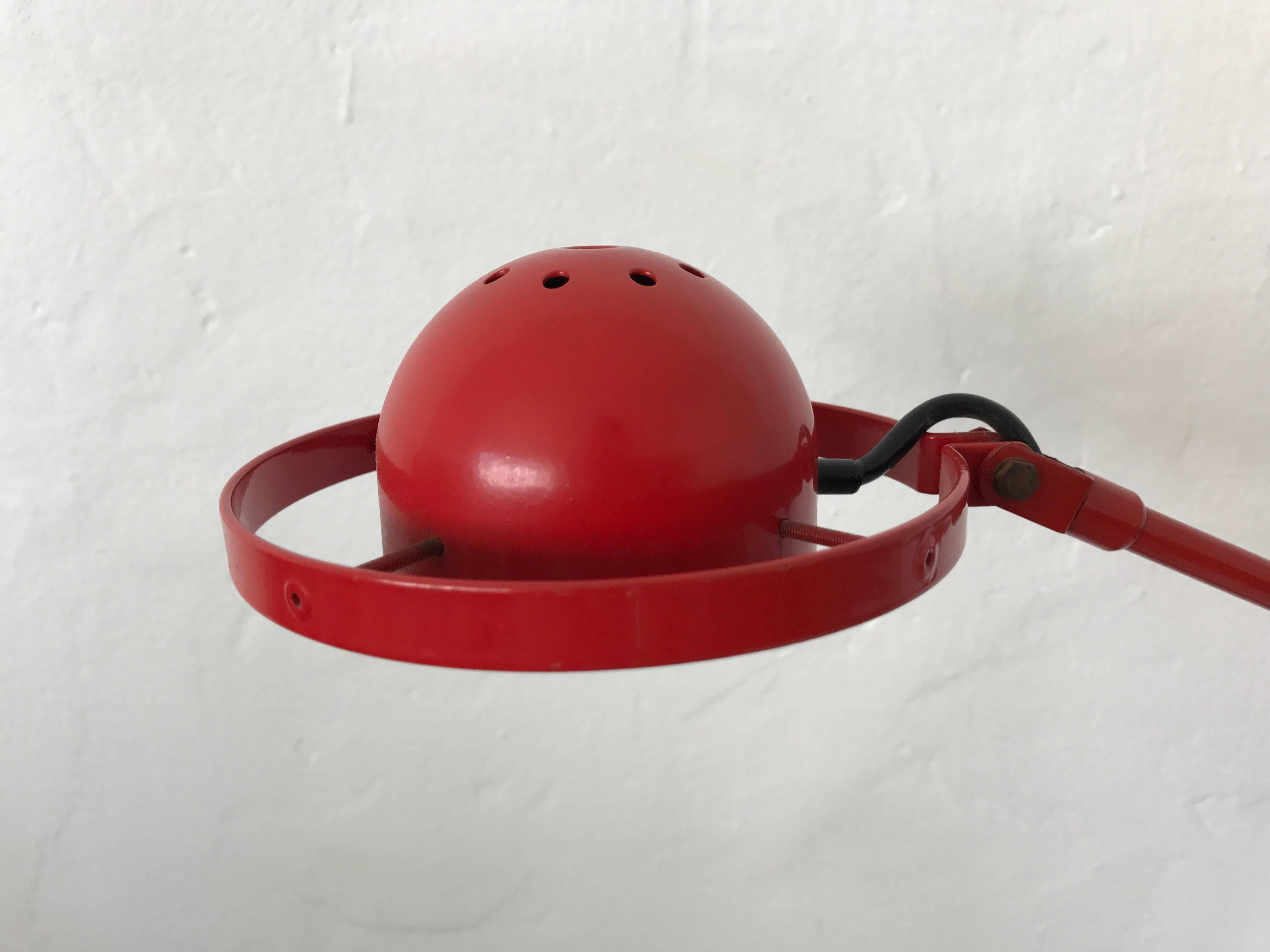 Postmoderne rote verstellbare Schreibtisch Task oder Tischlampe von Gammlux Italien, um 1980er Jahre (Ende des 20. Jahrhunderts) im Angebot