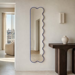 Specchio da parete minimalista Hvyli Q con design ondulato e asimmetrico di oitoproducts