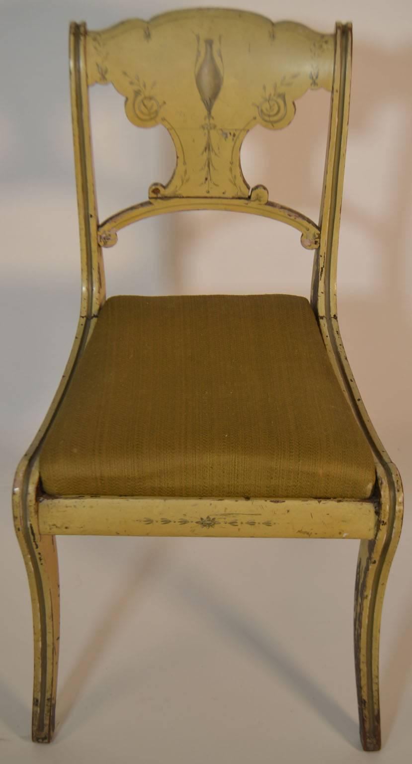 Ensemble de quatre chaises anglaises peintes du 19ème siècle de petite taille Bon état - En vente à Vista, CA