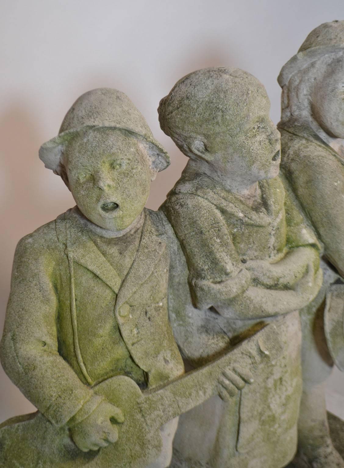 Geschnitzte Steinstatue von stehenden und singenden Kindern (Französisch) im Angebot