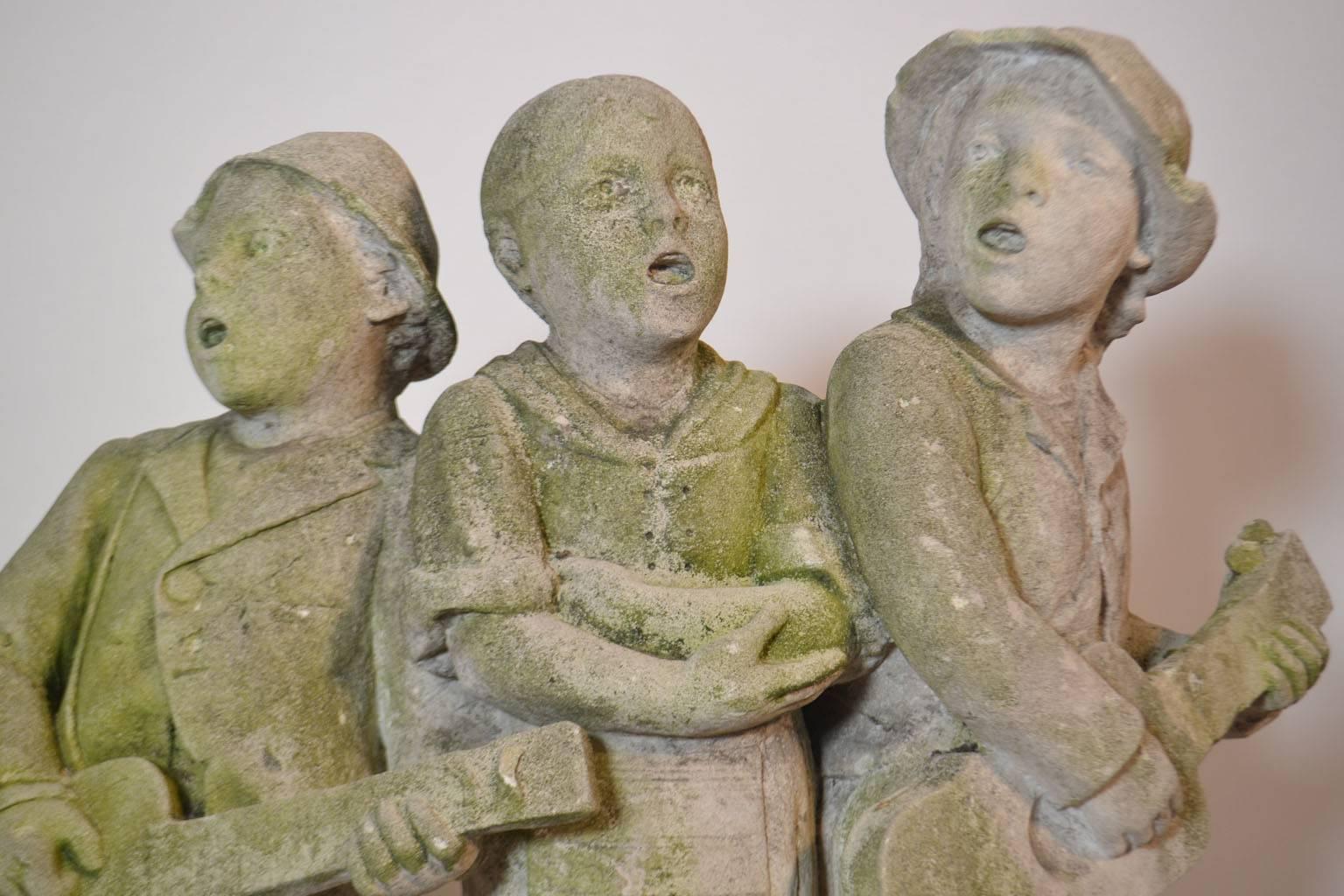 Geschnitzte Steinstatue von stehenden und singenden Kindern (20. Jahrhundert) im Angebot