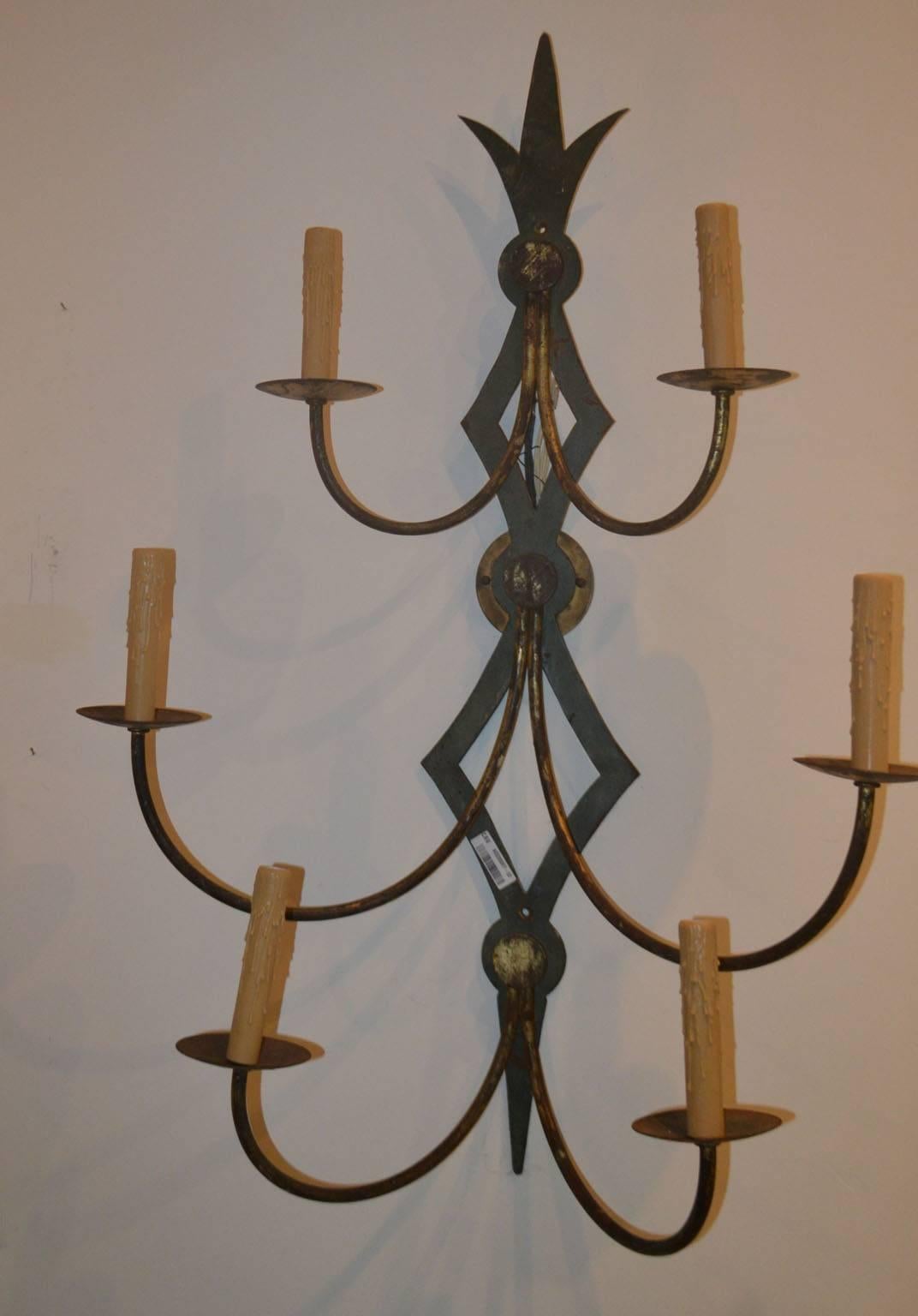 Pareja de candelabros de hierro de mediados del siglo XX Francés en venta