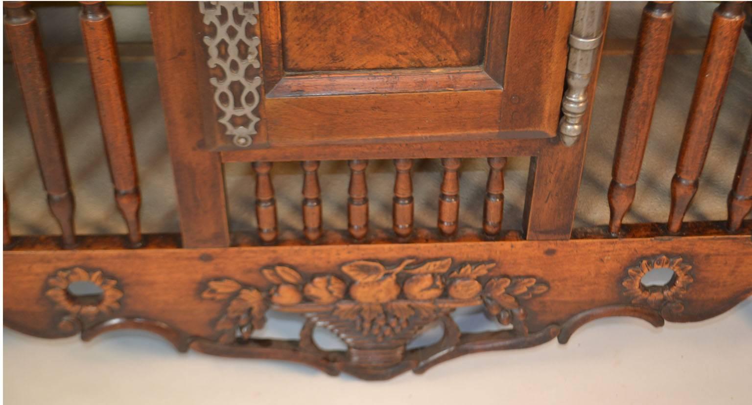 18th Century Walnut Panetiere from Provence In Fair Condition For Sale In Vista, CA