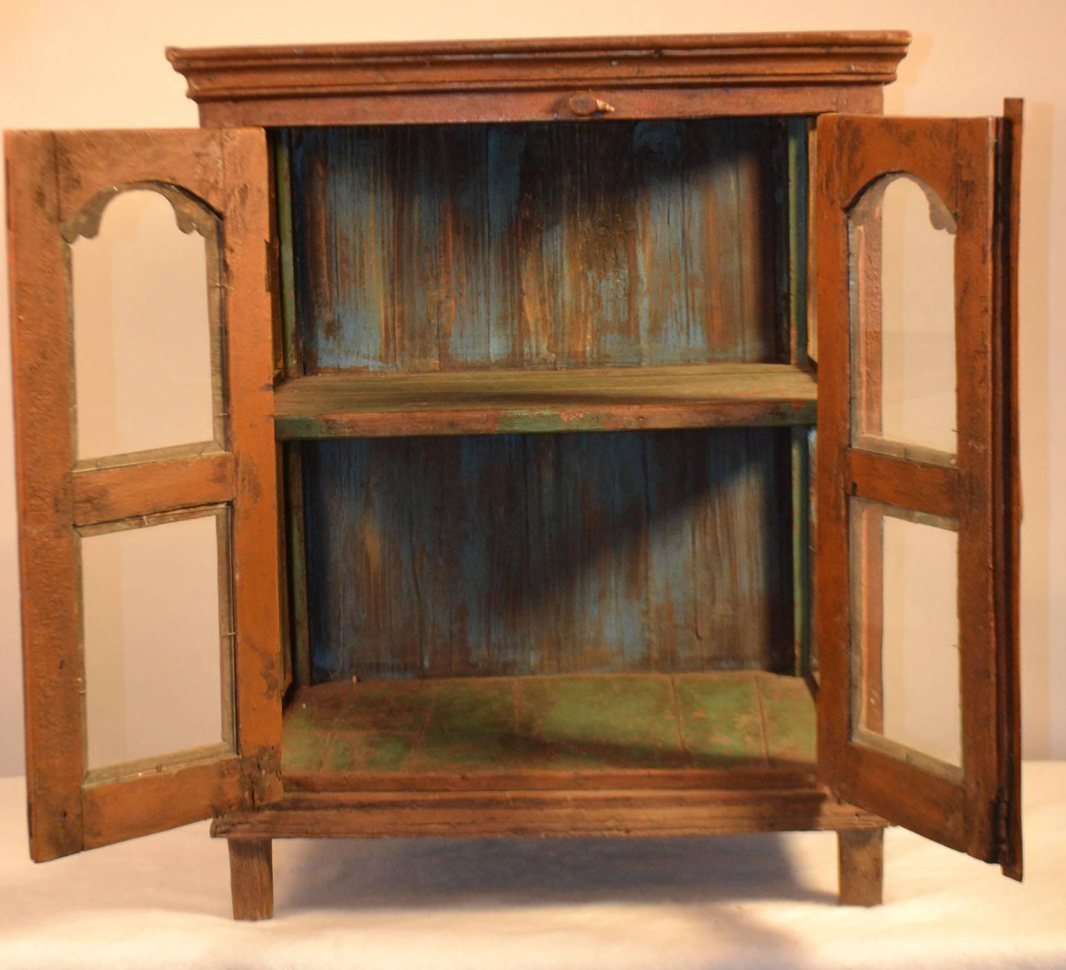 Français Étagère suspendue en bois peint de la fin du XVIIIe siècle avec portes en verre en vente