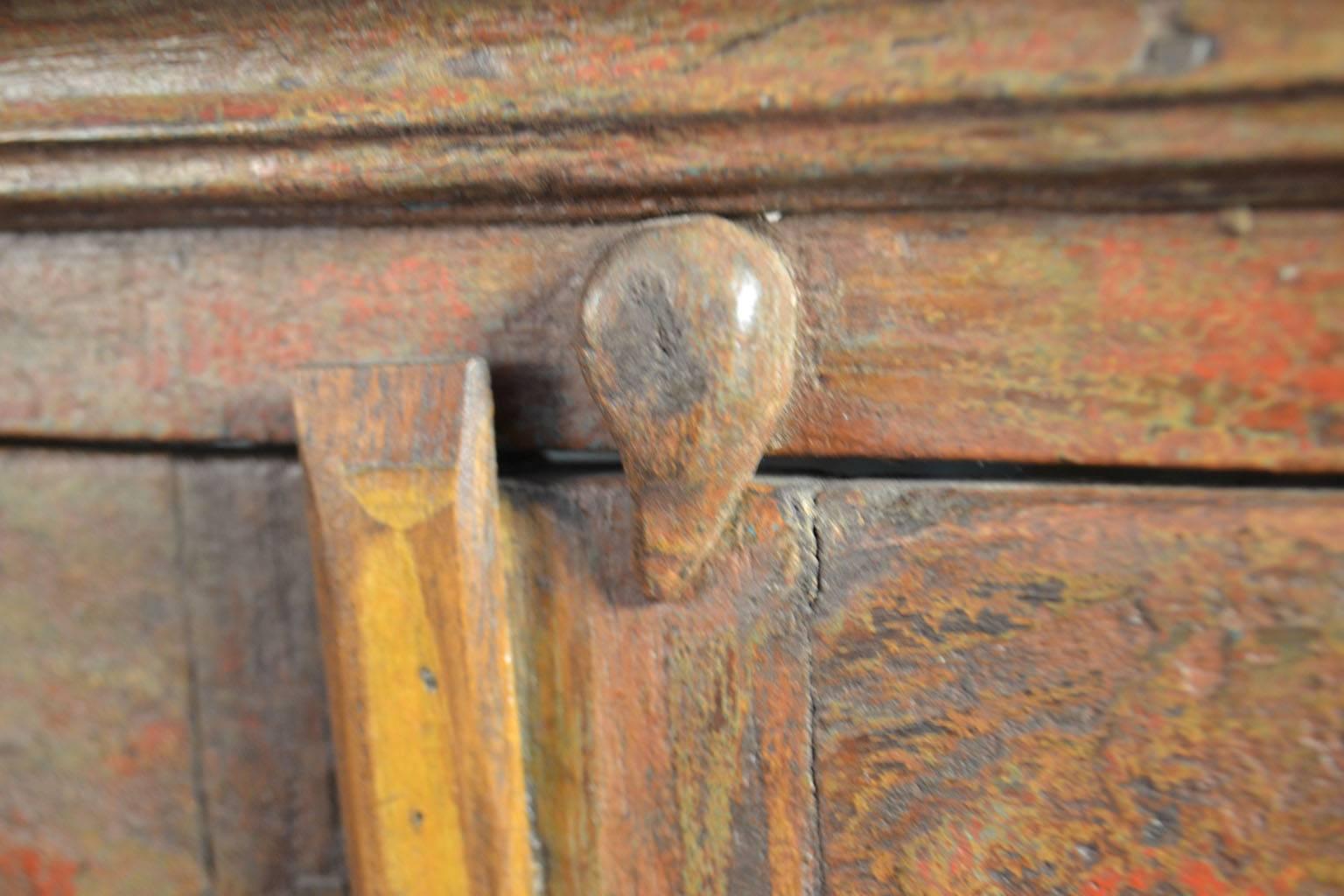 Étagère suspendue en bois peint de la fin du XVIIIe siècle avec portes en verre Bon état - En vente à Vista, CA