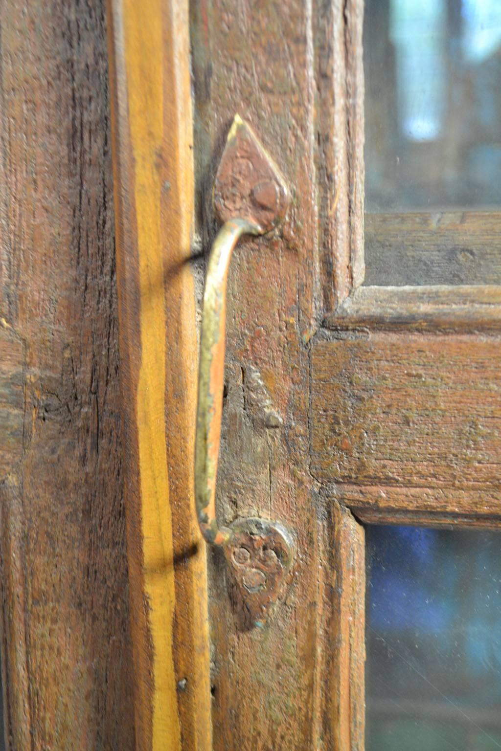 Verre Étagère suspendue en bois peint de la fin du XVIIIe siècle avec portes en verre en vente