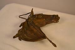 Bronze-Pferdekopf und Schale mit Reitgerte