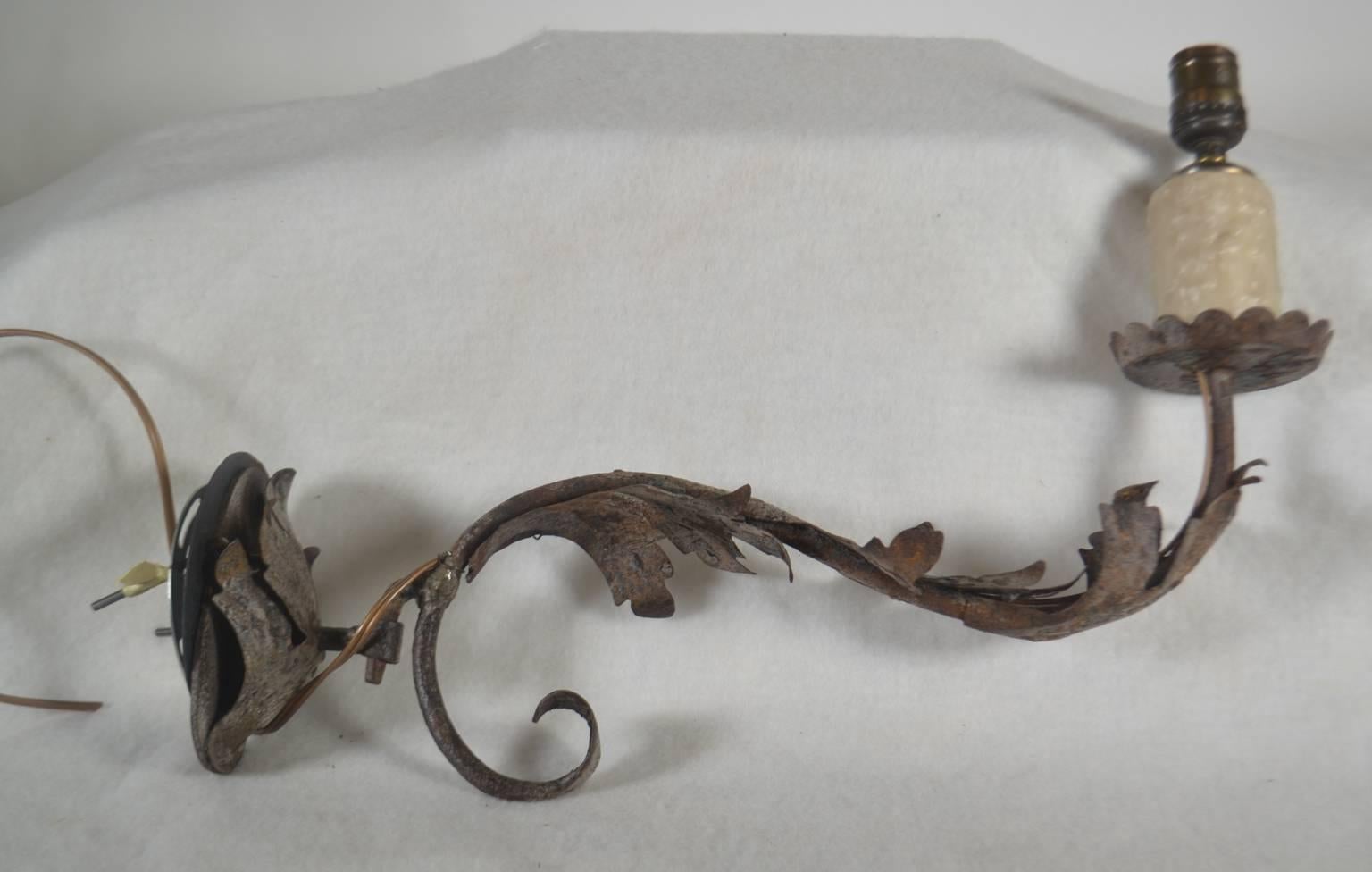 Italian, Pair of 18th Century Wrought Iron Wall Sconces In Good Condition For Sale In Vista, CA