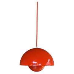 Lampada a sospensione “Flower Pot” di Verner Panton per Louis Poulsen