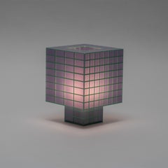 Lampada da tavolo portatile Tesser 8:3 in stile contemporaneo, stampata in 3D da Ridezign, color lavanda