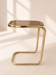 lot de 14 tables d'appoint gigognes en laiton et verre fumé – Années 1970