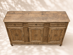 Buffet trois portes en chêne sculpté fin XVIIIe siècle