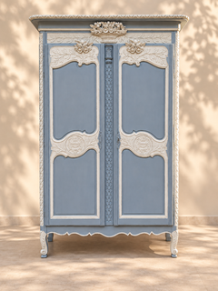 Armoire normande du XIXe siècle – riche décor sculpté – patine gris-bleuâtre