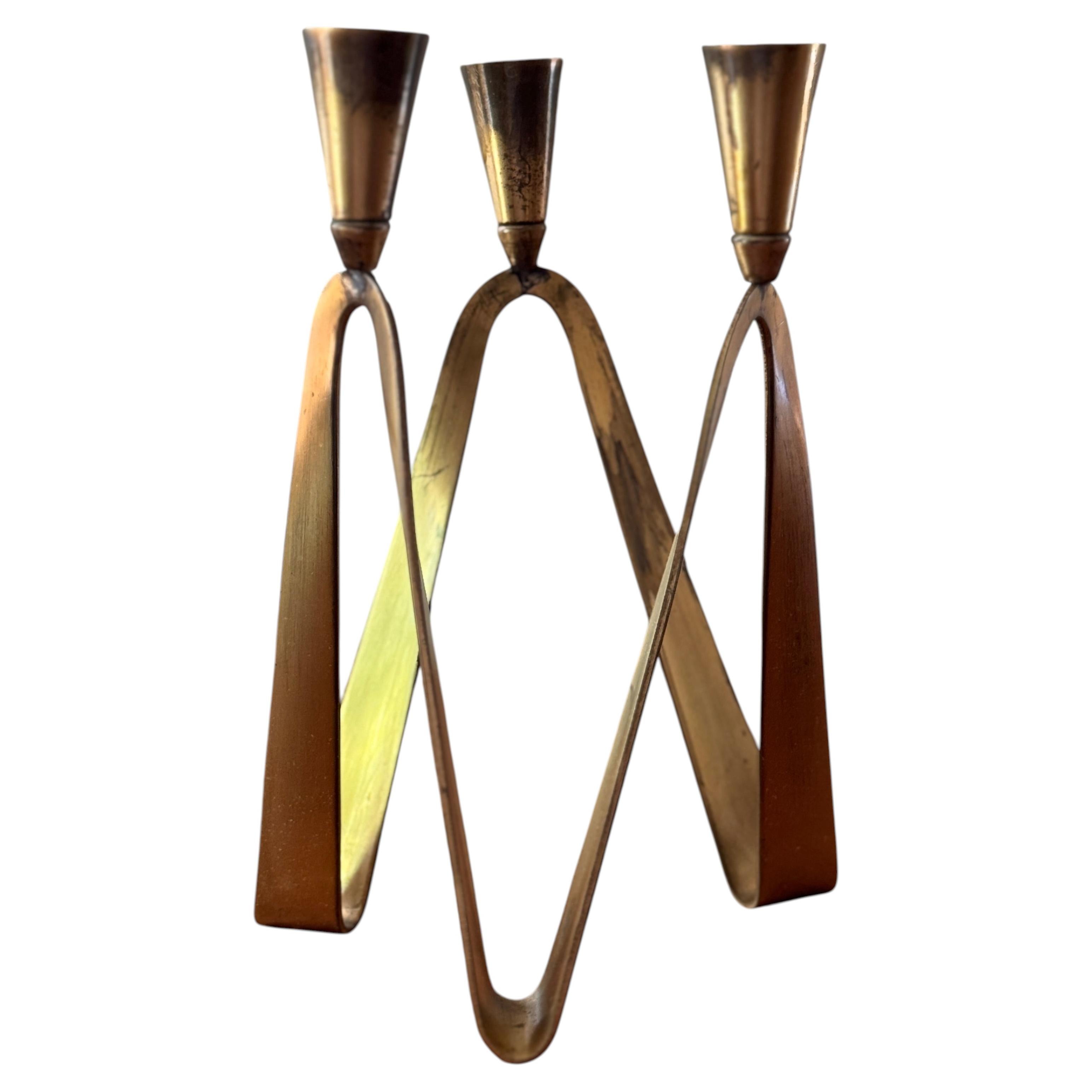 Chandelier sculptural en laiton de style moderniste français, vers les années 1960 en vente