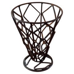 Vaso traforato in ferro forgiato a mano in stile brutalista, metà del XX secolo