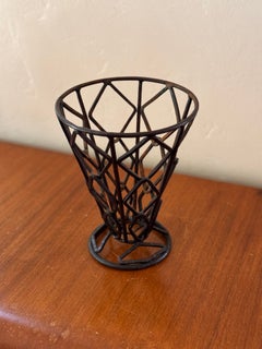Vaso traforato in ferro forgiato a mano in stile brutalista, metà del XX secolo