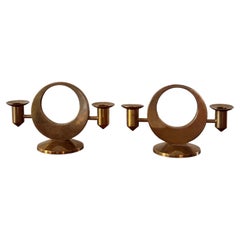 Coppia di candelabri svedesi a due luci in ottone, realizzati da Arthur Pe, Kolbäck, intorno agli anni ’60