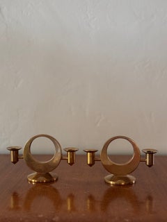 Coppia di candelabri svedesi a due luci in ottone, realizzati da Arthur Pe, Kolbäck, intorno agli anni ’60