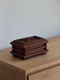 Scatola in legno intagliata a mano in stile “Tramp Art” della metà del XX secolo, con manico