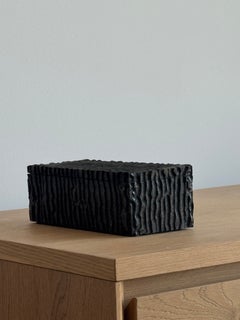 Caja con tapa de madera tallada a mano, de estilo brutalista y firmada, con forro metálico, siglo XX