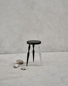 Uno sgabello con gambe argentate [nero]