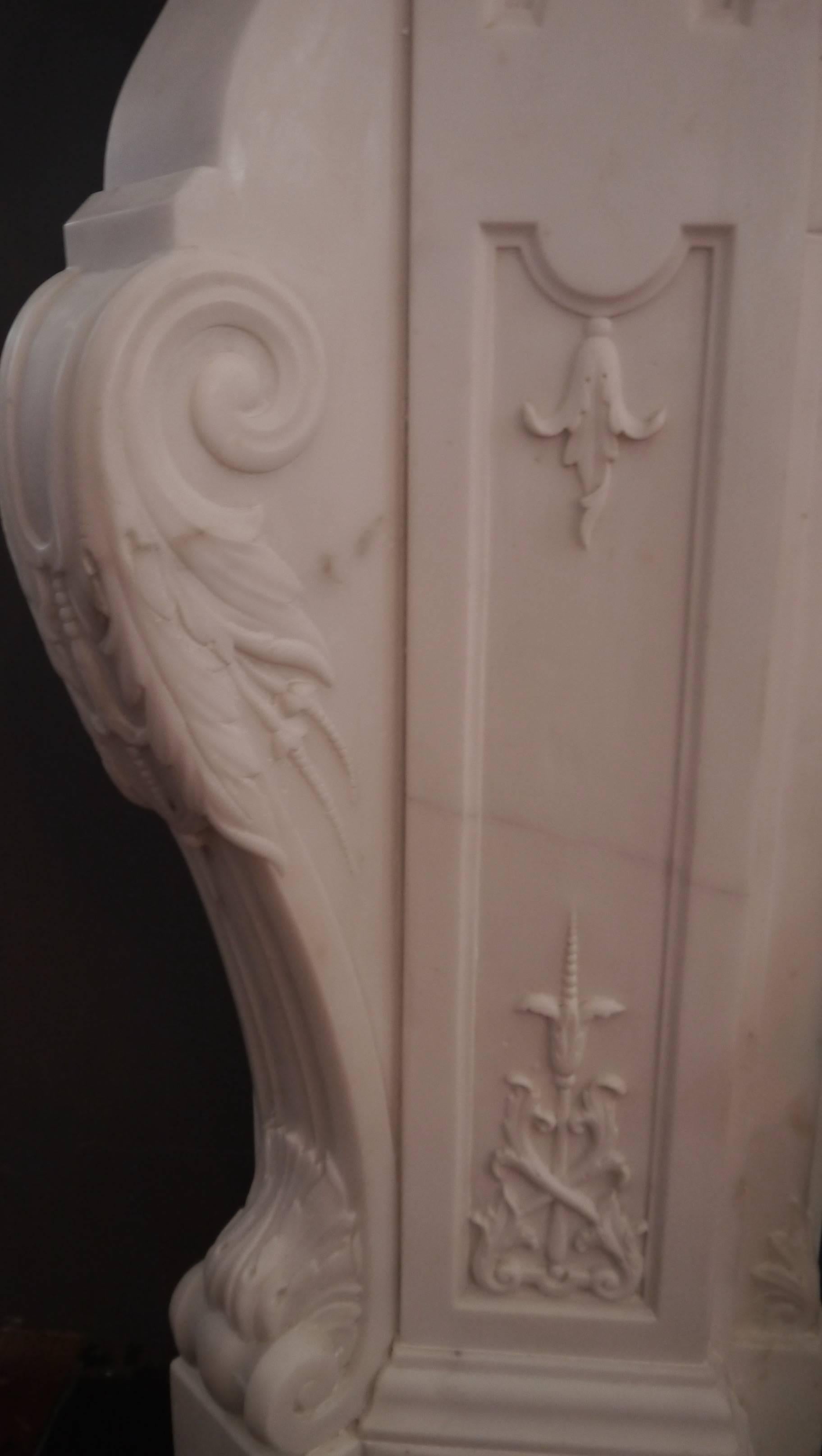 Antique Victorian Statuary White Marble Fireplace In Good Condition For Sale In London, GB