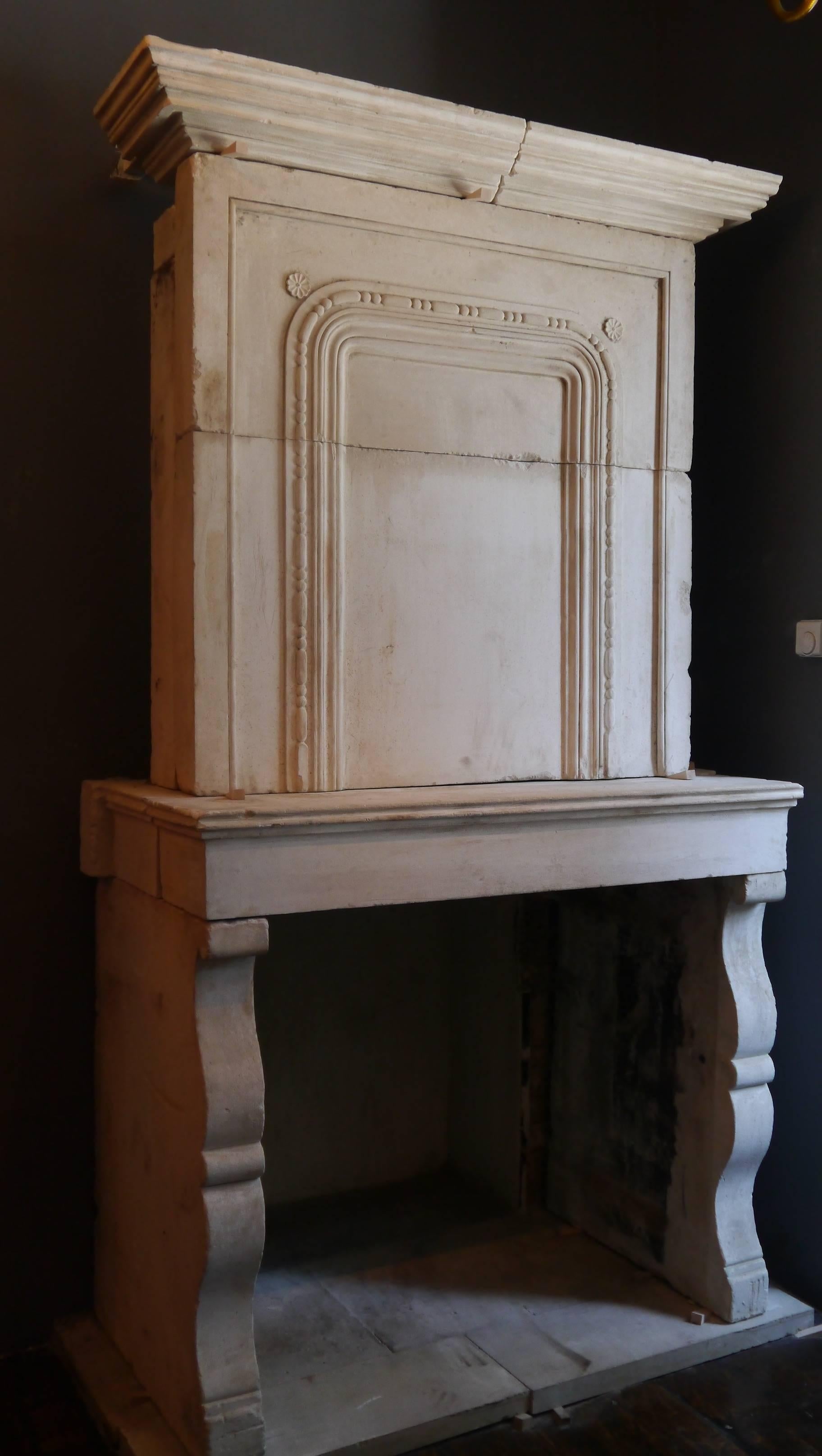 Antique 18th Century French Stone fireplace In Good Condition For Sale In London, GB