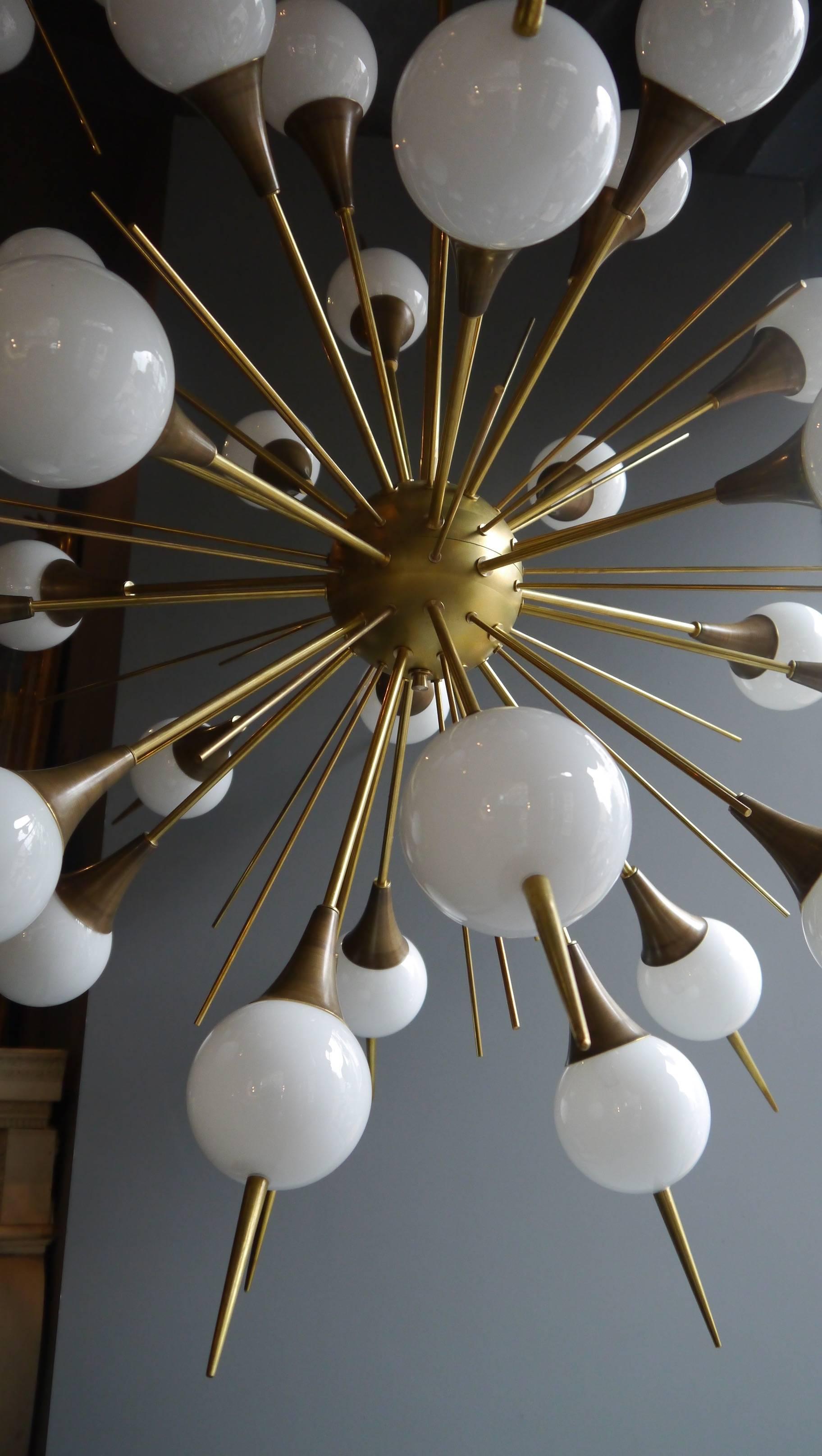Modern Murano glass and brass sputnik chandelier with an adjustable pole.